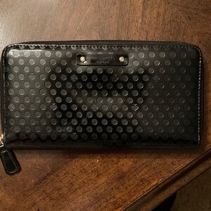 Kate Spade New York EUC Beale Street Zip Around Wallet in Black Patent Leather.